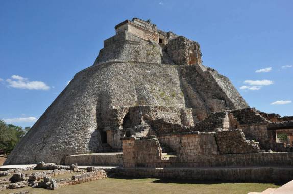 O famoso Templo do Adivinho visto por trás, nas ruínas mayas de Uxmal, no Yucatán, sul do México
